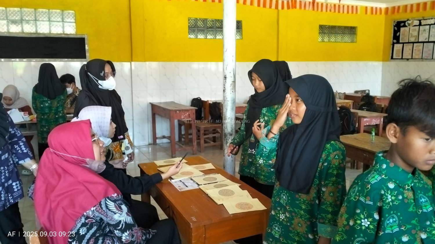 MTs Ma'arif NU 8 Siandong Bersama Puskesmas Melaksanaan Imunisasi dan Pemeriksaan Kesehatan