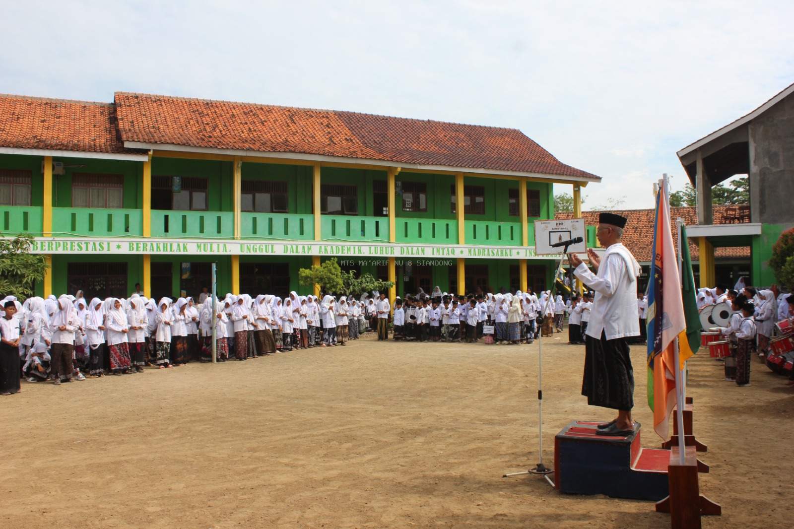 Santri Bersatu ! Siswa-siswi MI Al-Wathoniyah 01 & 02 beserta MTs Ma'arif NU 8 Siandong Gelar Upacara Bersama Hari Santri Nasional 2025 Di pimpin Ketua Yayasan