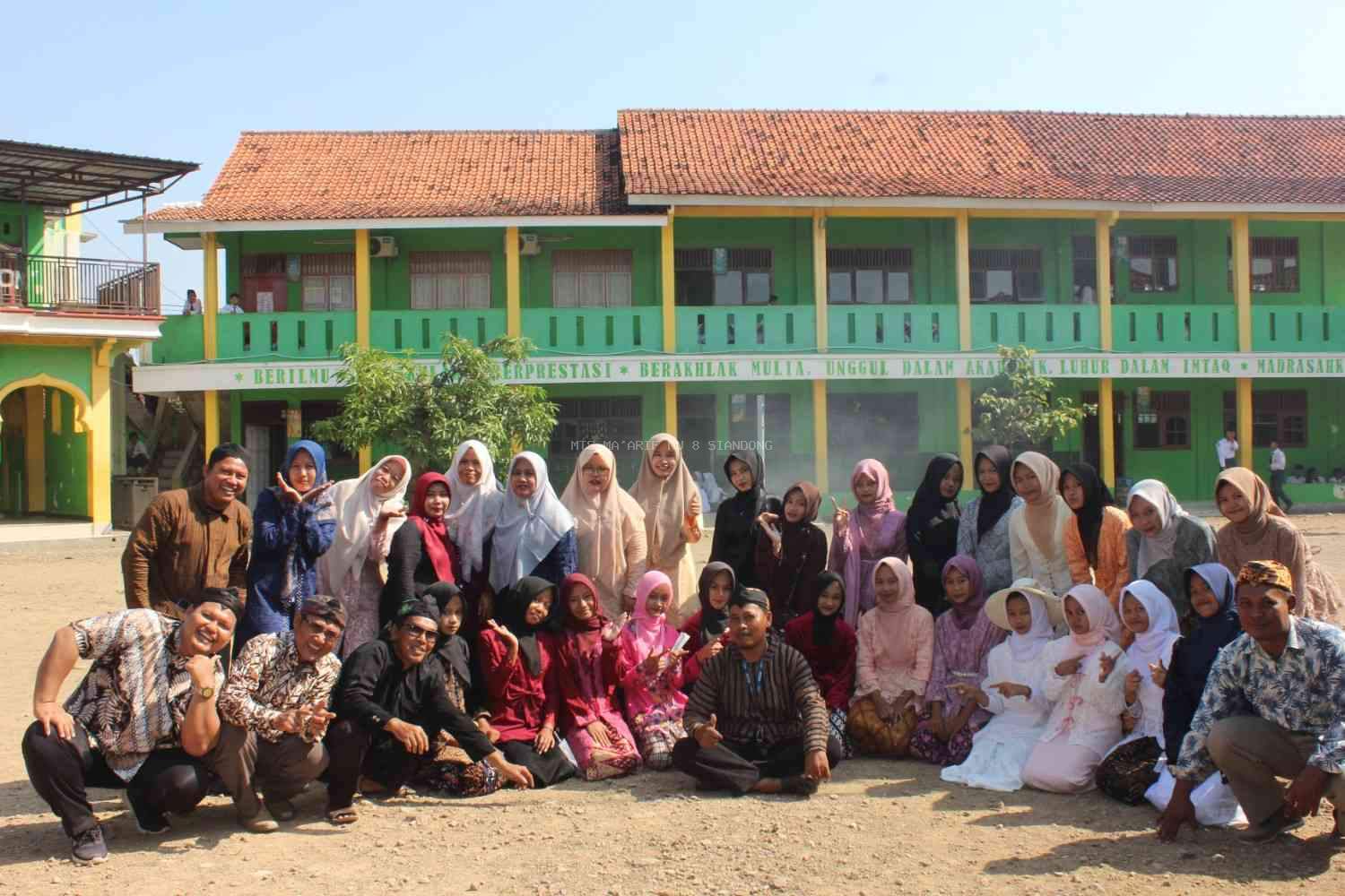 Meriah dan Inspiratif! Peringatan Hari Kartini di MTs Ma’arif NU 8 Siandong Penuh Kreativitas